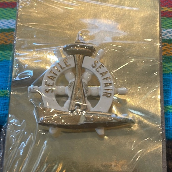 Seattle Seafair Vintage Pin Pinback Hydroplane Space Needle White Gold - Picture 1 of 3
